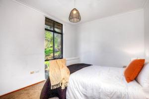 Кровать или кровати в номере Hillside Retreat- Your Tranquil Home Away