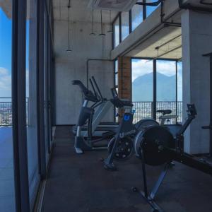 une salle de sport avec deux vélos d'exercice dans un bâtiment dans l'établissement Prime Monterrey Stay 1, à Monterrey