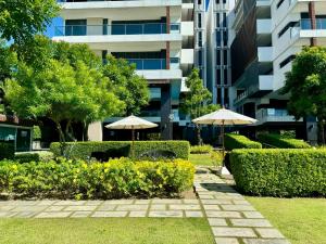 Zahrada ubytování Escape Condominiums Beachfront Suites - Mae Phim