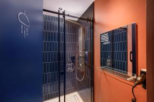 セパンにあるKepler Club KLIA Terminal 1 - Airside Transit Hotelのバスルーム(シャワー、鏡付)