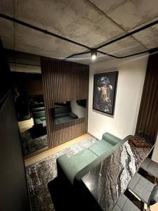 een woonkamer met een bank en een spiegel bij Premier Monterrey Retreat 2 in Monterrey