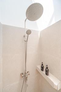 una ducha con cabezal de ducha en un baño en Blauset Two, en General Luna 24 fotos más