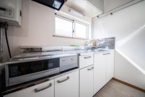Η κουζίνα ή μικρή κουζίνα στο Sumiyoshi House Room A