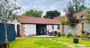 an exterior view of a house with a yard at 1 Church Barns in Great Driffield