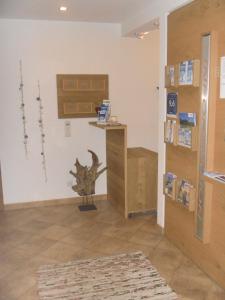 ein Zimmer mit einem Tisch und einem Dinosaurier an der Wand in der Unterkunft Tierwarthof in Fieberbrunn
