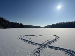 Iken Mökit في هينولا: قلب مرسوم في الثلج على بحيرة