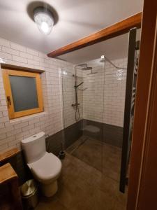 Bacmańska Chata z pięknym widokiem przy szlaku jacuzzi Beskidy的一间浴室