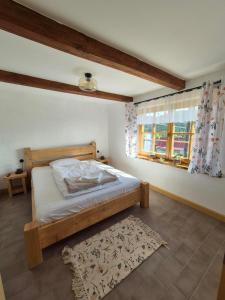 Bacmańska Chata z pięknym widokiem przy szlaku jacuzzi Beskidy客房内的一张或多张床位