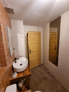 Bacmańska Chata z pięknym widokiem przy szlaku jacuzzi Beskidy的一间浴室
