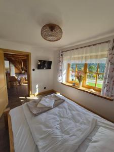 Bacmańska Chata z pięknym widokiem przy szlaku jacuzzi Beskidy客房内的一张或多张床位