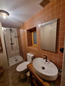 Bacmańska Chata z pięknym widokiem przy szlaku jacuzzi Beskidy的一间浴室