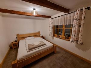 Bacmańska Chata z pięknym widokiem przy szlaku jacuzzi Beskidy客房内的一张或多张床位