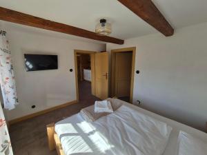 Bacmańska Chata z pięknym widokiem przy szlaku jacuzzi Beskidy客房内的一张或多张床位