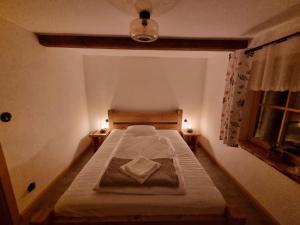 Bacmańska Chata z pięknym widokiem przy szlaku jacuzzi Beskidy客房内的一张或多张床位