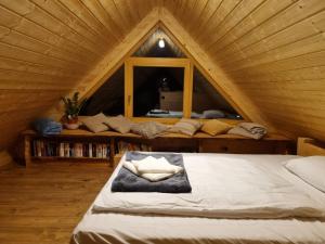 Bacmańska Chata z pięknym widokiem przy szlaku jacuzzi Beskidy客房内的一张或多张床位