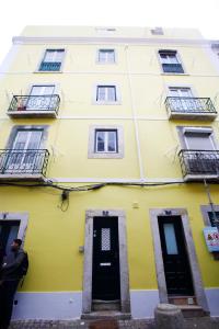リスボンにあるCharming Bairro Alto Apartmentの黄色の建物