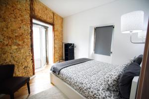リスボンにあるCharming Bairro Alto Apartmentのベッドルーム(ベッド1台、窓付)