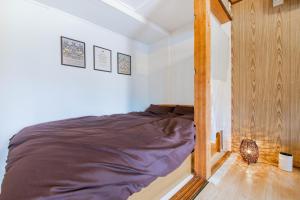a bedroom with a bed in a small room at TARUNE in Otaru