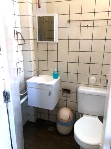 a bathroom with a toilet and a sink at Casa de Praia em Itamaracá in Vila Velha