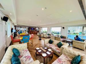 卡绍利Fortune Select Forest Hill, Kasauli - Member ITC Hotels' Group的带沙发和桌子的大客厅