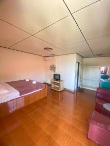 a room with a bed and a television in it at Paradise Bungalows Lamai Beach in Lamai