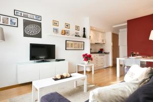 バルセロナにあるLuxury Apartment Barcelonaのリビングルーム(ソファ、テレビ付)