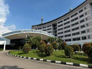 een hotel met een bordje op de voorgevel bij ROYAL PARK HOTEL @ UNITEN in Kajang