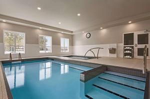 a large swimming pool in a home with a kitchen at Park Inn by Radisson, Kelowna in Kelowna