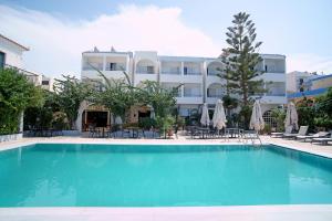 a large swimming pool in front of a building at Kyparissia Beach Hotel in Kyparissia