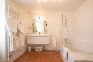 Un baño con lavabo, ducha y bañera. en Les Demeures du Tonnelier ''La Maison Pini'', en Saint-Romain 17 fotos más