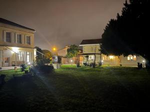 Ogród w obiekcie Bâtisse en pierre XVII siècle 115 M² avec terrasse