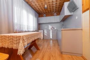 Kuchyň nebo kuchyňský kout v ubytování Dom na Podhalańskiej