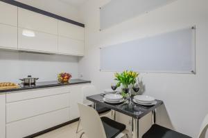 Η κουζίνα ή μικρή κουζίνα στο Lumina stylish apart with parking in City Center +37 φωτογραφίες