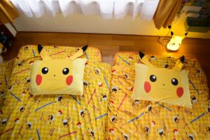 Postel nebo postele na pokoji v ubytování OMOLOSO Hostel　オモロソウ ホステル + 52 fotografií