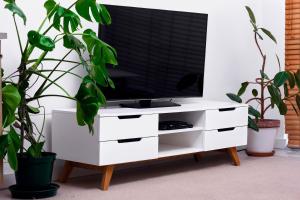 ein weißes Entertainment-Center mit einem Fernseher oben drauf in der Unterkunft SunnyA206 The Quadrant in Kapstadt