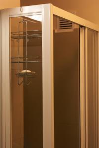 eine Glasduschtür im Bad in der Unterkunft SunnyA206 The Quadrant in Kapstadt