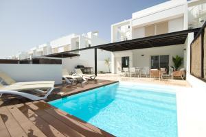 Swimmingpoolen hos eller tæt på Casa piña colada - By AZ Rentals