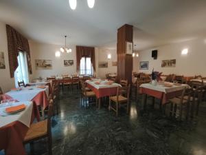 切兹伊莎贝尔餐厅旅馆餐厅或其他用餐的地方