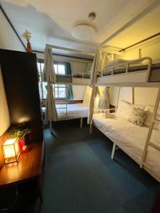 Ένα ή περισσότερα κρεβάτια σε δωμάτιο στο Hakuba Sea2Summit Hostel +12 φωτογραφίες