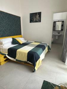 Un dormitorio con una cama grande en una habitación. en Home sweet home, en Torre Annunziata