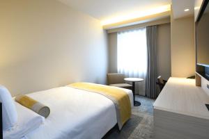 a hotel room with a bed and a window at HOTEL MYSTAYS Ochanomizu Conference Center in Tokyo
