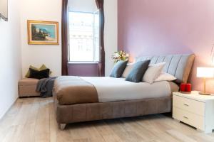 Un dormitorio con una cama grande y una ventana en C&Y Apartments - Roma Vaticano St Peter - Luxe Penthouse Flat, en Roma