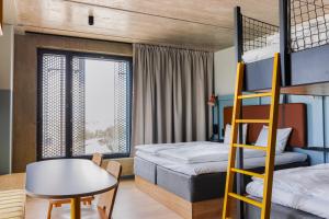 Un dormitorio con dos literas y una mesa y un escritorio. en Comfort Hotel Helsinki Airport, en Vantaa