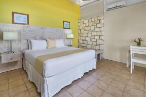 Letto o letti in una camera di Hawksbill Resort Antigua - All Inclusive