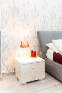 Un dormitorio con una cama y una mesa con una lámpara. en C&Y Apartments - Roma Vaticano St Peter - Luxe Penthouse Flat, en Roma