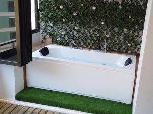 オロペサ・デル・マールにあるFaroの緑の壁のバスルーム(バスタブ付)