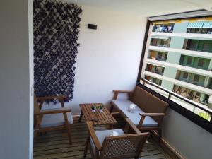 オロペサ・デル・マールにあるFaroのバルコニー(椅子、テーブル付)、窓が備わります。