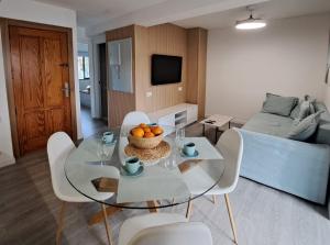 オロペサ・デル・マールにあるFaroのリビングルーム(ガラステーブル、白い椅子付)