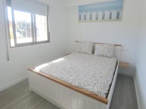 オロペサ・デル・マールにあるFaroの窓付きの白い部屋のベッド1台