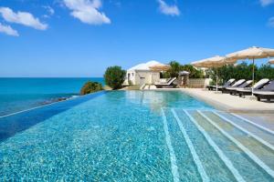 Bazén v ubytování Hawksbill Resort Antigua - All Inclusive nebo v jeho okolí